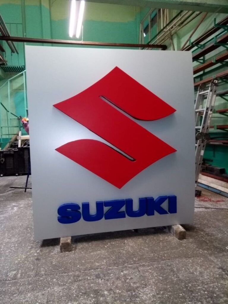 Suzuki - Letras 3D sobre placa de panel de aluminio
